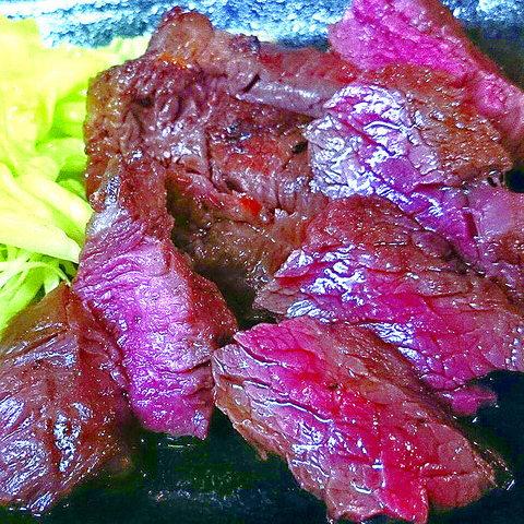 屋台おかもと川端店 中華系のメニューが豊富な本場博多屋台居酒屋!
肉系までガッツリ!九州産黒毛和牛で数量限定!夜遅くには基本残っていないです。オーナーが福岡の中華料理店出身ということもあり、チャンポン、エビチリなど中華系メニューが多いのも特徴。〆~ガッツリまで楽しめる、本場屋台の味をお届け…。