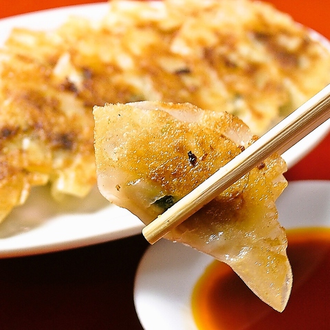 餃子屋 弐ノ弐 川端店 外はパリッ、中はジュワーッと♪
当店名物「焼餃子」は全て自社工場で手作りしております。
ビールとの相性!
